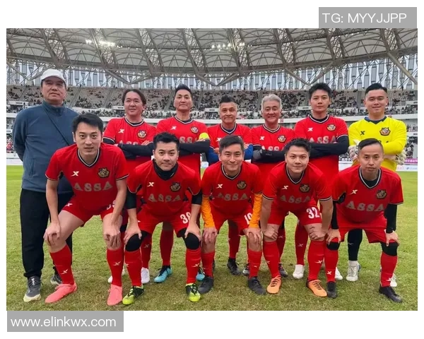 足球明星与粉丝的亲密合照瞬间记录他们的辉煌时刻与热爱之情 足球明星与粉丝的亲密合照瞬间记录他们的辉煌时刻与热爱之情